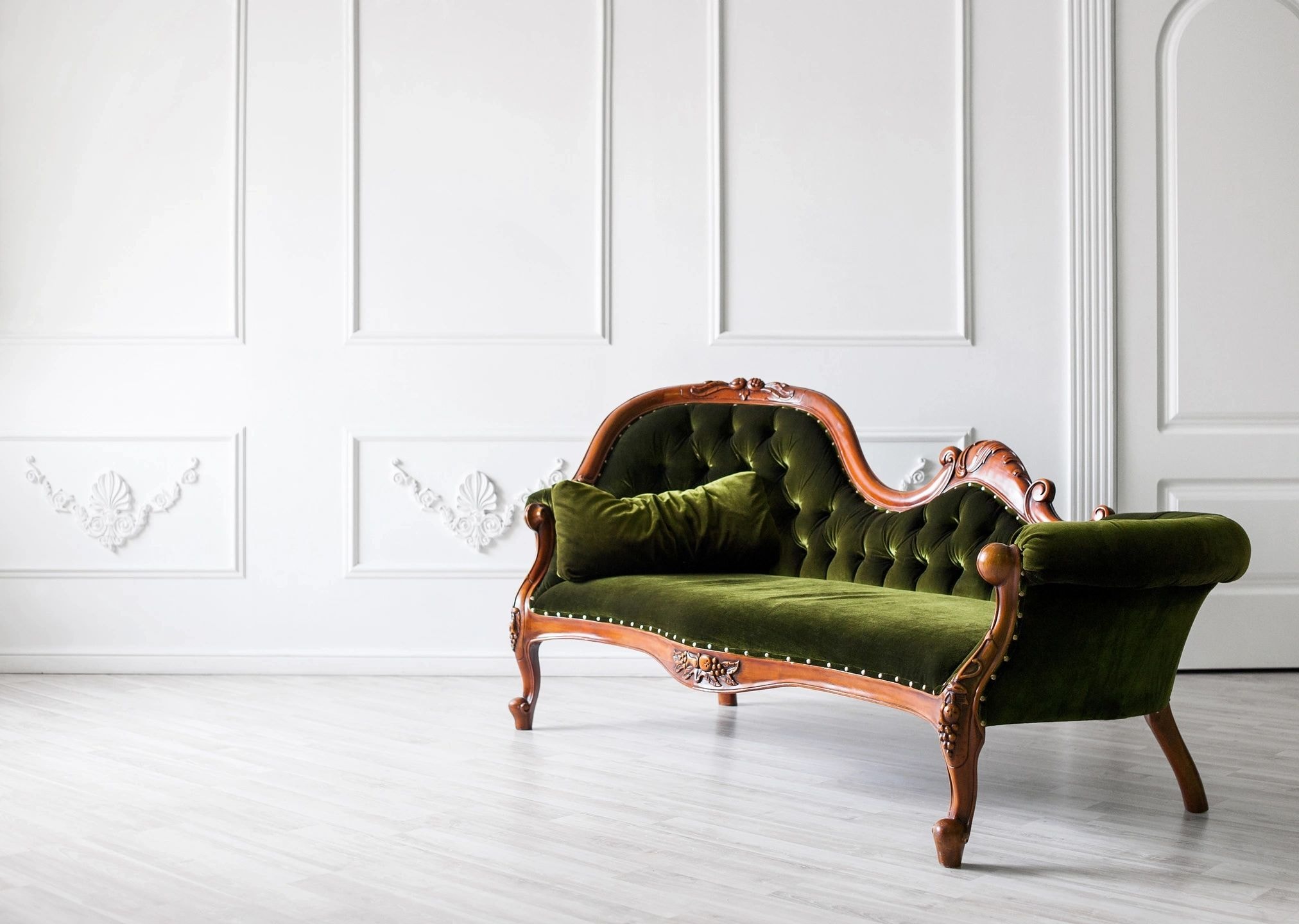 Victorian chaise lounge with mahogany frame and velvet upholstery